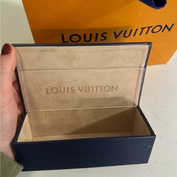 Louis Vuitton Sunglass case and shopping bag - Picture 2 of 5